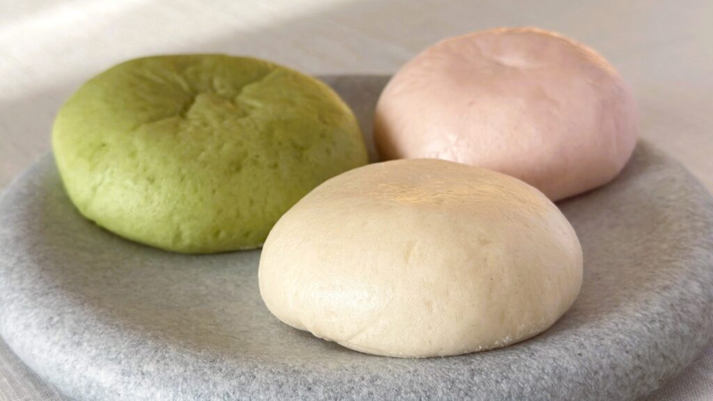 清香室町_丸皿に盛り付けた「氷室万頭」