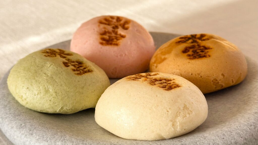 菓匠高木屋_丸皿に盛り付けた「氷室饅頭」