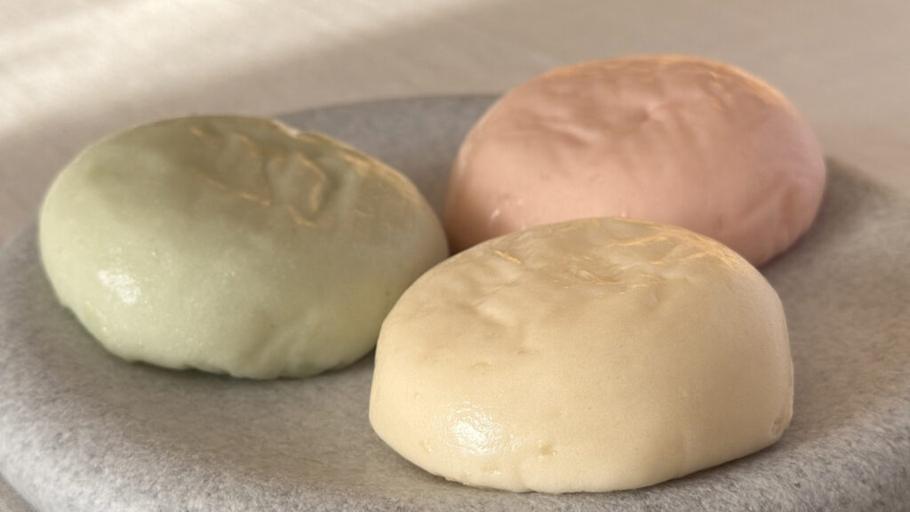 越山甘清堂_丸皿に盛り付けた「氷室万頭」