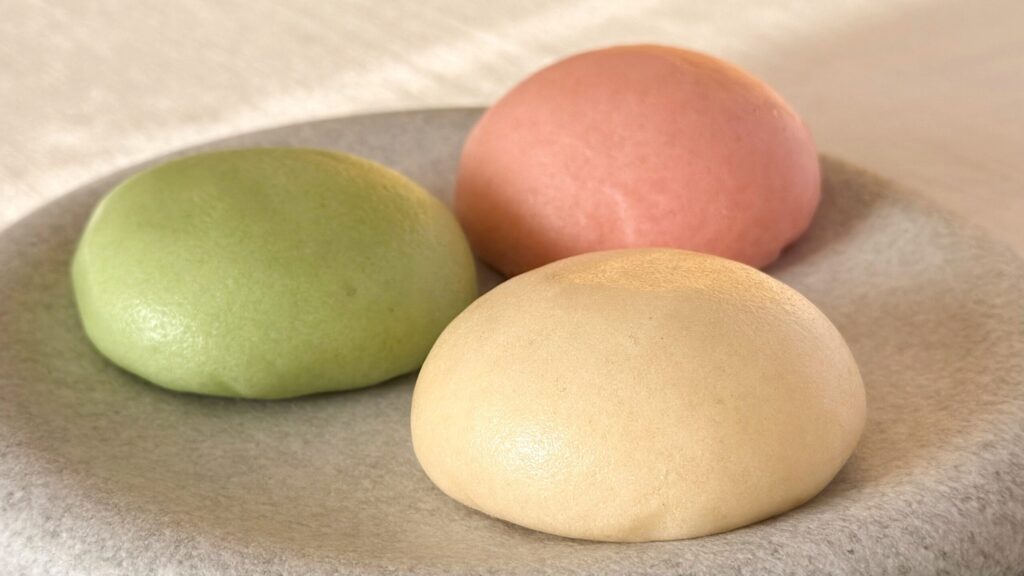 金沢うら田_丸皿に盛り付けた「氷室まんじゅう」