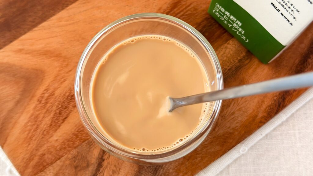 カフェオレベース_牛乳を注いだ「カフェインレスカフェオレベース無糖」を混ぜている様子