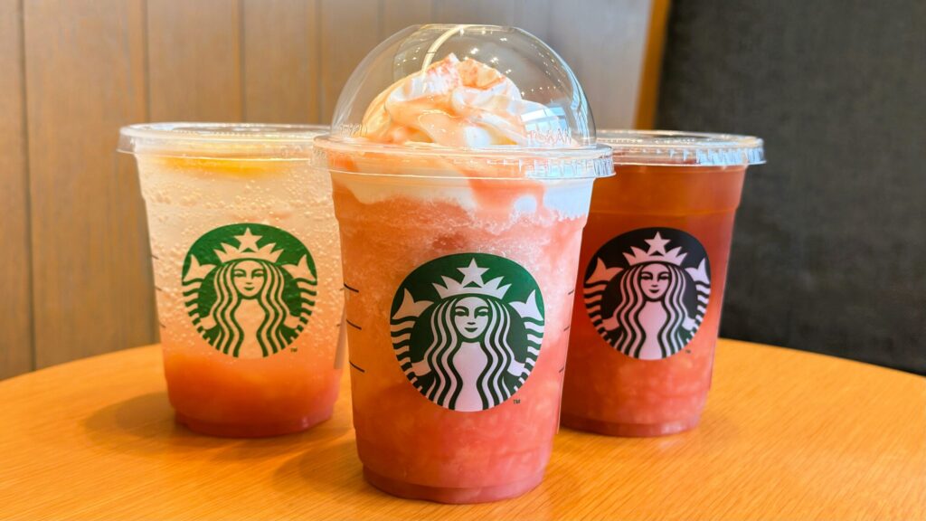 スターバックス_「ヘブンリー ピーチ フラペチーノ®」など3種類の新商品が並んでいる様子