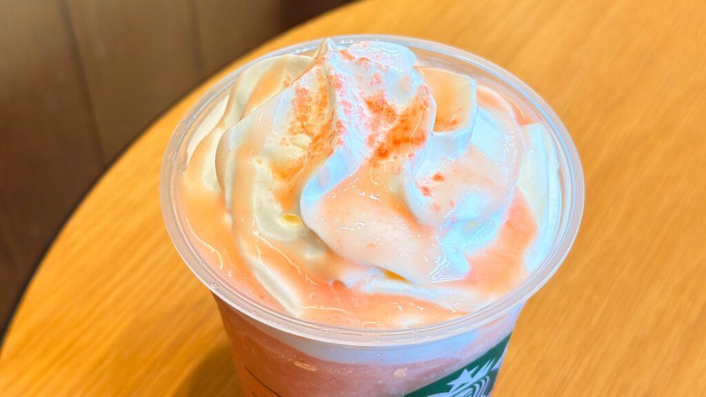 スターバックス_ピーチソースやピーチフレーバーパウダーがかけられた「ヘブンリー ピーチ フラペチーノ®」