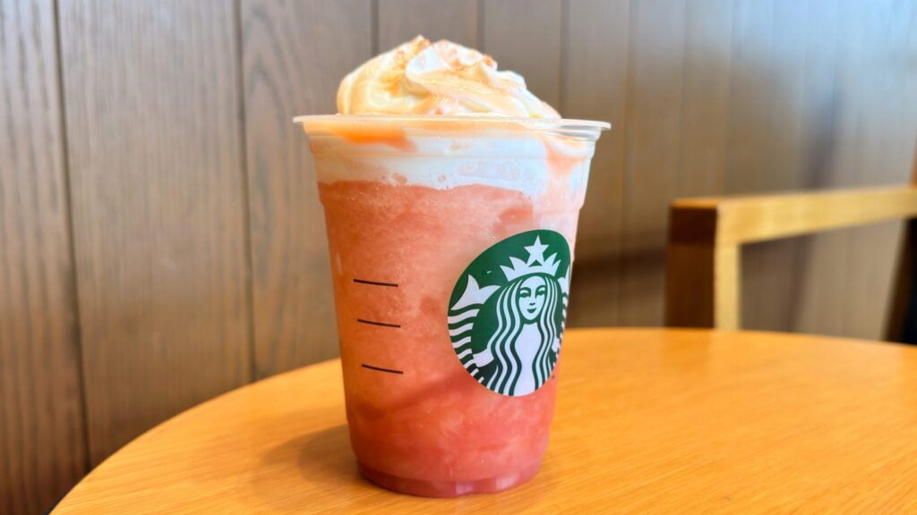 スターバックス_蓋を外した「ヘブンリー ピーチ フラペチーノ®」