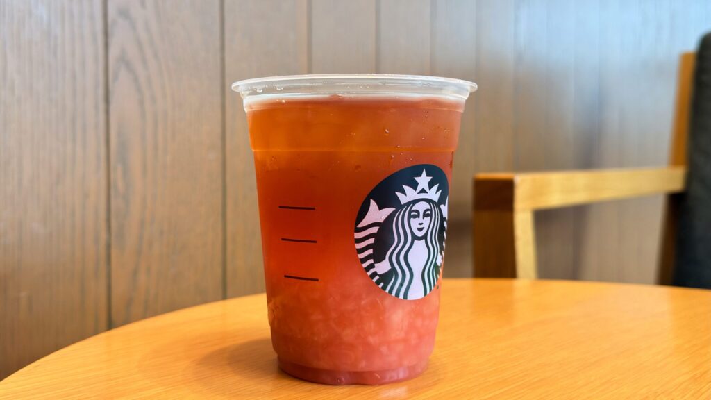 スターバックス_蓋を外した「クラフト ジューシー ピーチ ティー」