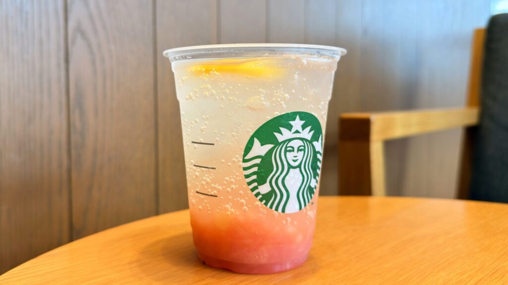 スターバックス_蓋を外した「チラックス ソーダ ピーチ」