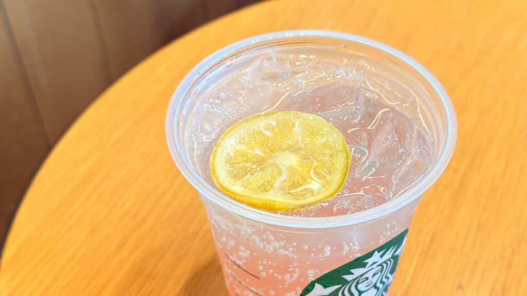 スターバックス_レモンがのった「チラックス ソーダ ピーチ」