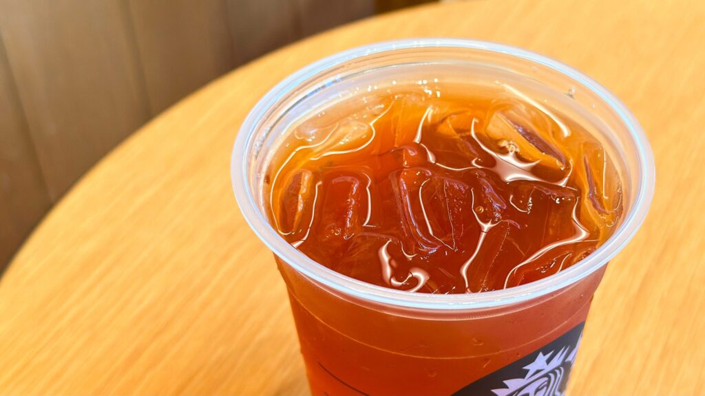 スターバックス_氷がはいった「クラフト ジューシー ピーチ ティー」