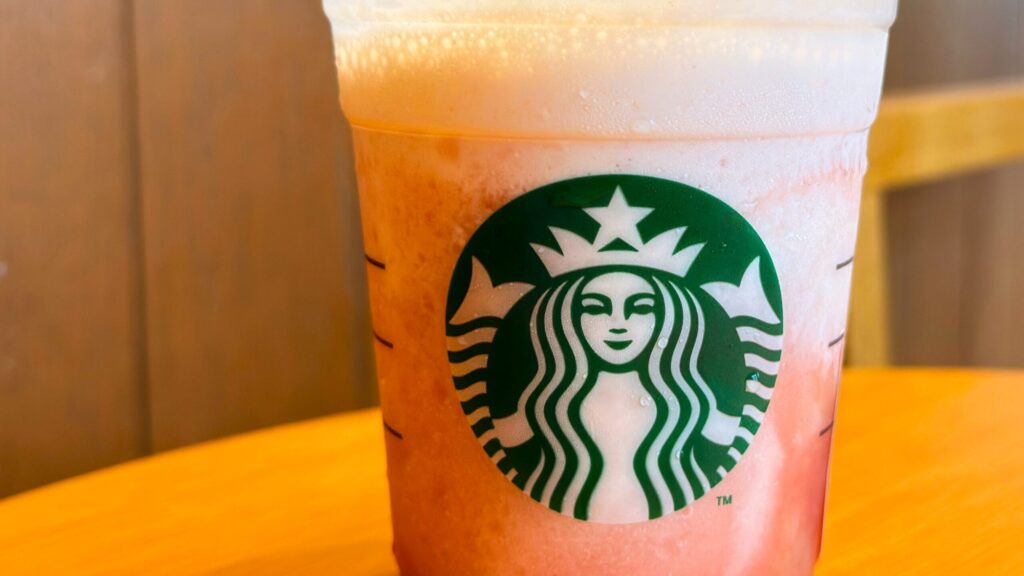 スターバックス_ホイップクリームを混ぜた「ヘブンリー ピーチ フラペチーノ®」