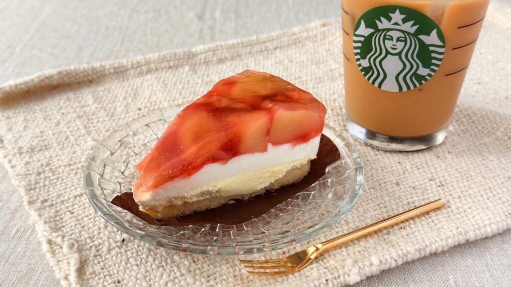スターバックス_「ピーチ&ミルクケーキ」とドリップコーヒーが並んでいる様子
