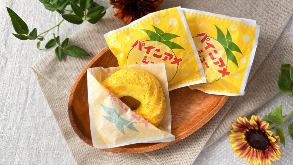 ビアードパパ_袋から「パインアメシュー」を取り出している様子