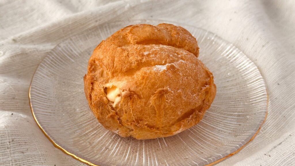 ビアードパパ_ガラス皿にのった「パイシュークリーム(カスタード)」