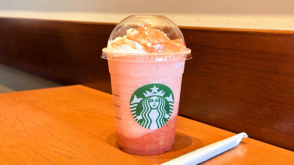スターバックス_「More ヘブンリー ピーチ フラペチーノ®」とストローが並んでいる様子