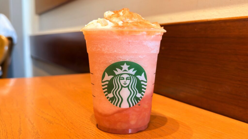 スターバックス_カップに入った「More ヘブンリー ピーチ フラペチーノ®」