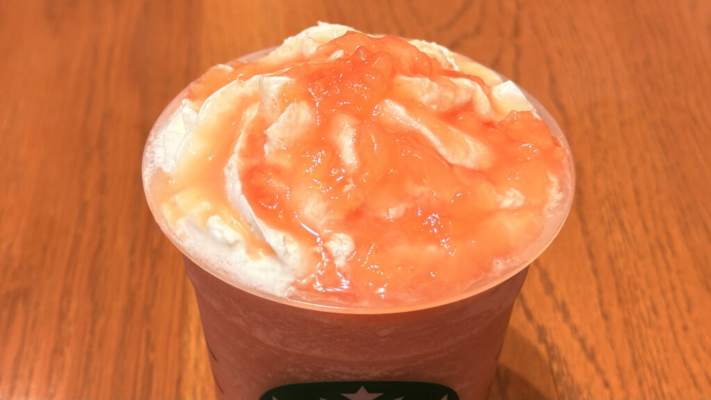 スターバックス_ホイップクリームの上にかけられたピーチ果肉