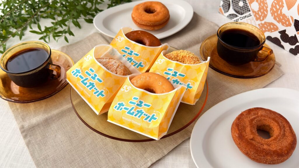 ミスタードーナツ_「ニューホームカット」の皿盛りとコーヒーが並んでいる様子