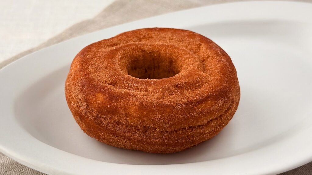 ミスタードーナツ_「ニューホームカット シナモン」の皿のせ