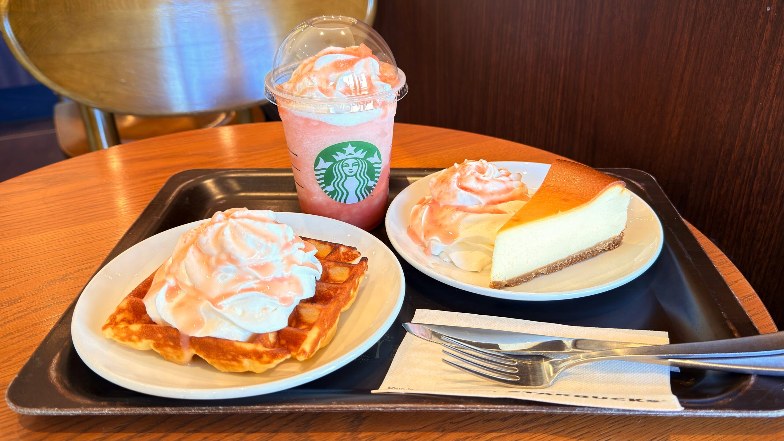 スターバックス_お盆の上にのった「More ヘブンリー ピーチ フラペチーノ®」や「アメリカワッフル」「ニューヨークチーズケーキ」
