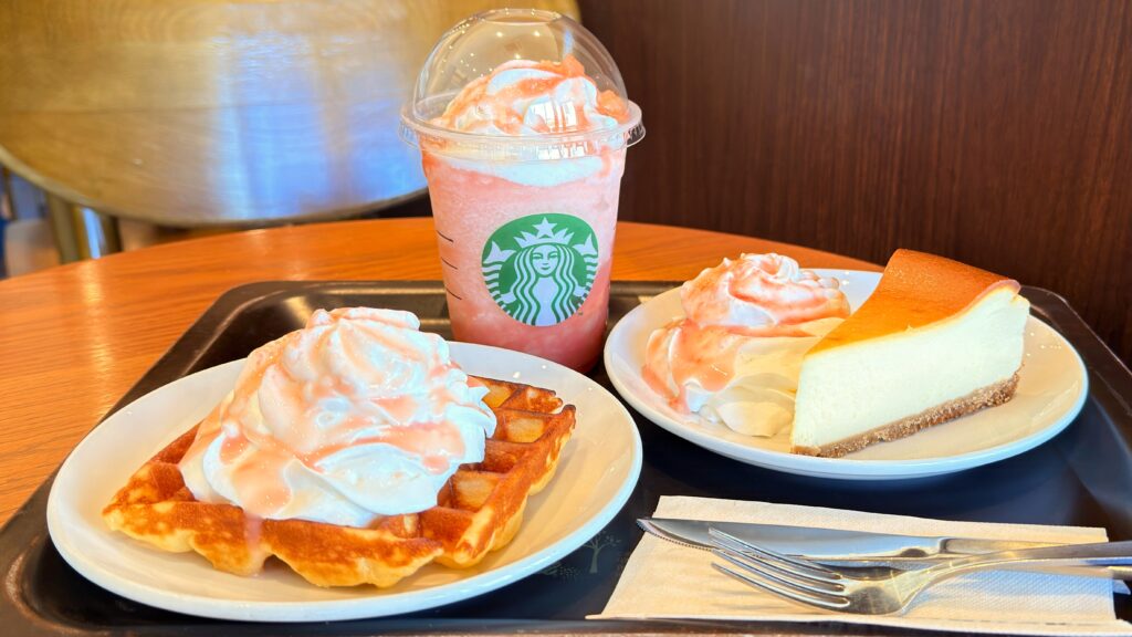 スターバックス_「More ヘブンリー ピーチ フラペチーノ®」・「ヘブンリーピーチ アメリカンワッフル」・「ヘブンリーピーチ ニューヨークチーズケーキ」が並んでいる様子