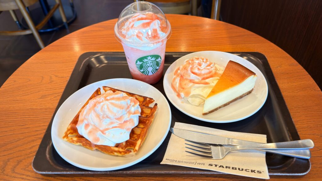 スターバックス_「More ヘブンリー ピーチ フラペチーノ®」や「アメリカワッフル」「ニューヨークチーズケーキ」が並んでいる様子