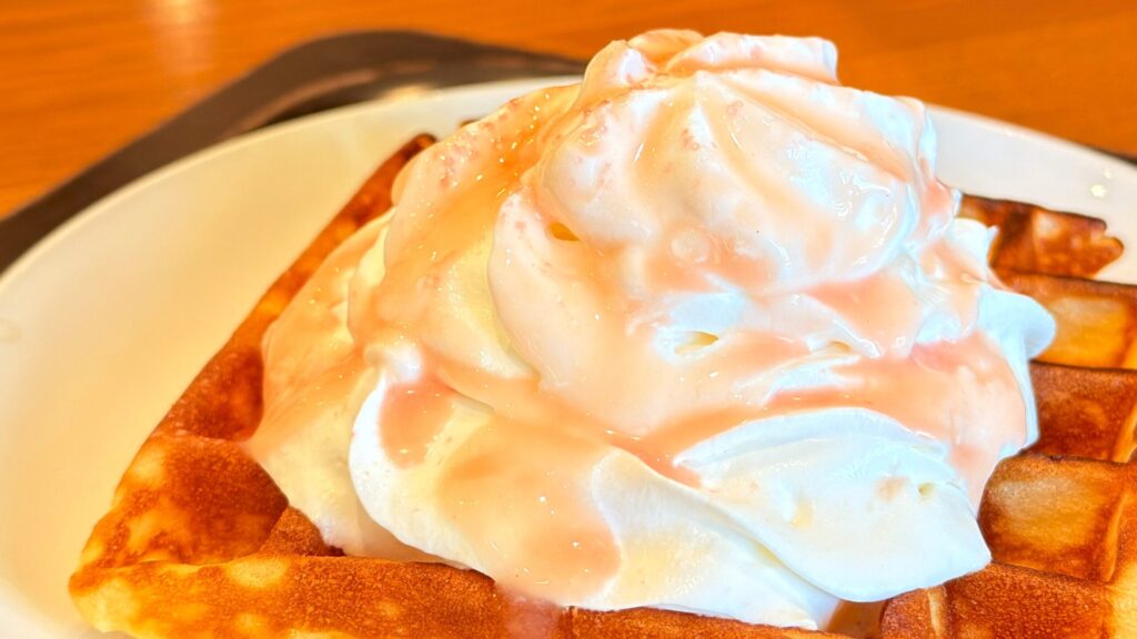 スターバックス_たっぷりのホイップクリームがのった「ヘブンリーピーチアメリカワッフル」