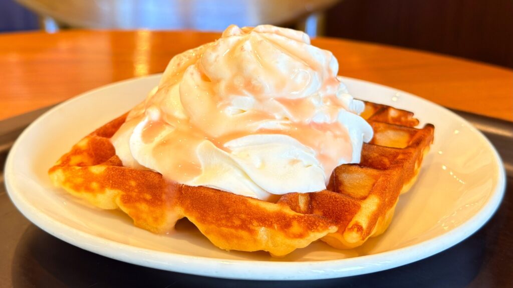 スターバックス_白皿に盛り付けられた「ヘブンリーピーチアメリカワッフル」