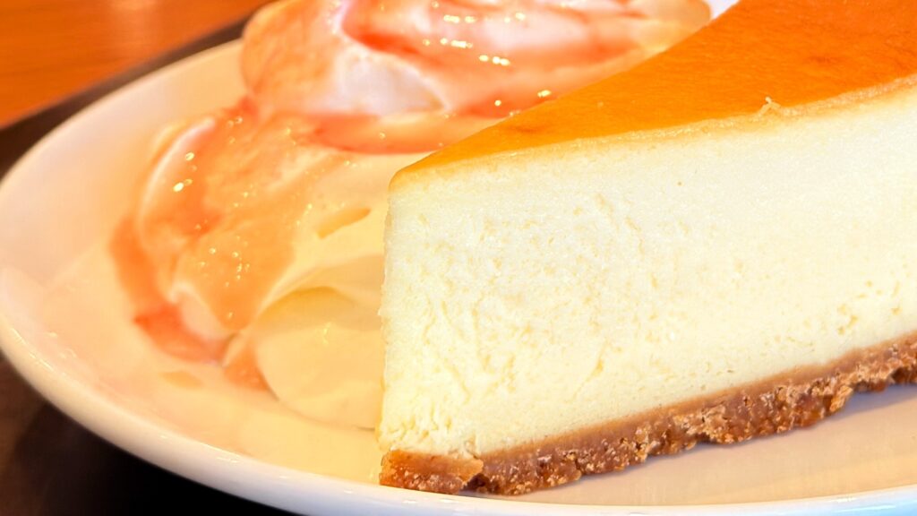 スターバックス_たっぷりのホイップクリームがのった「へブンリー ピーチ ニューヨークチーズケーキ」