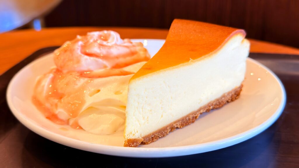 スターバックス_白皿に盛り付けられた「へブンリー ピーチ ニューヨークチーズケーキ」