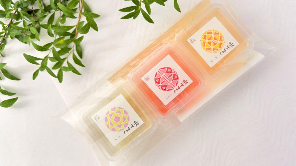 柴舟小出_透明ケースにはいった3種類の「水てまり」