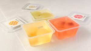 柴舟小出_3種類の「水てまり」の蓋を開けている様子