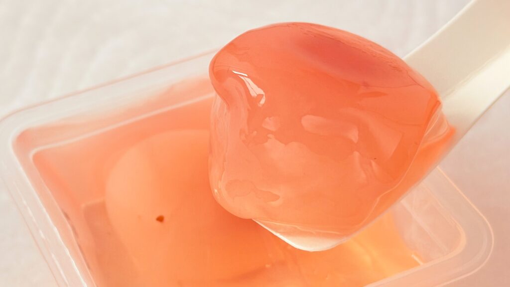 柴舟小出_「水てまり(いちご)」をスプーンですくっている様子