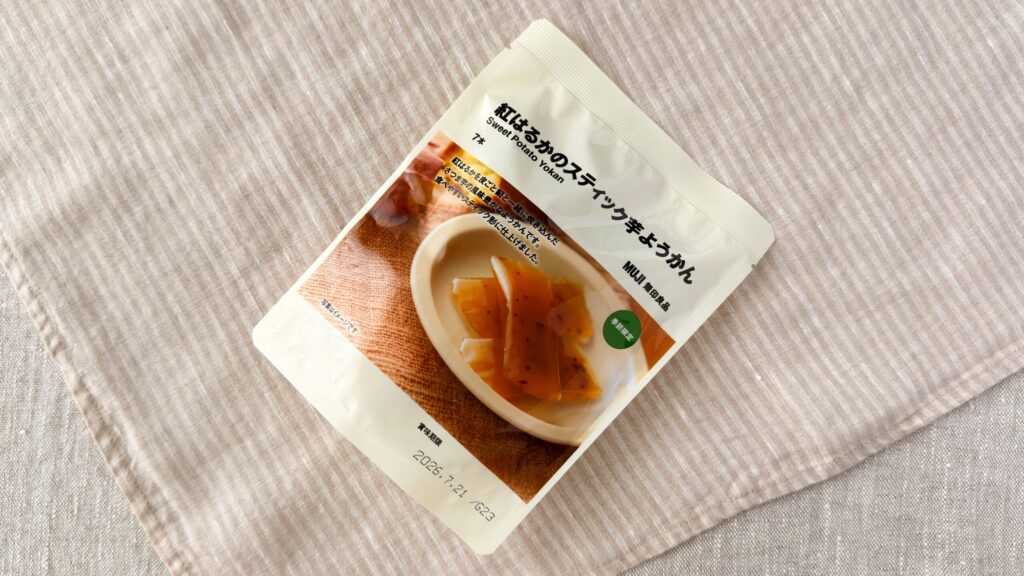 無印良品_斜めに置いた「紅はるかのスティック芋ようかん」のパッケージ