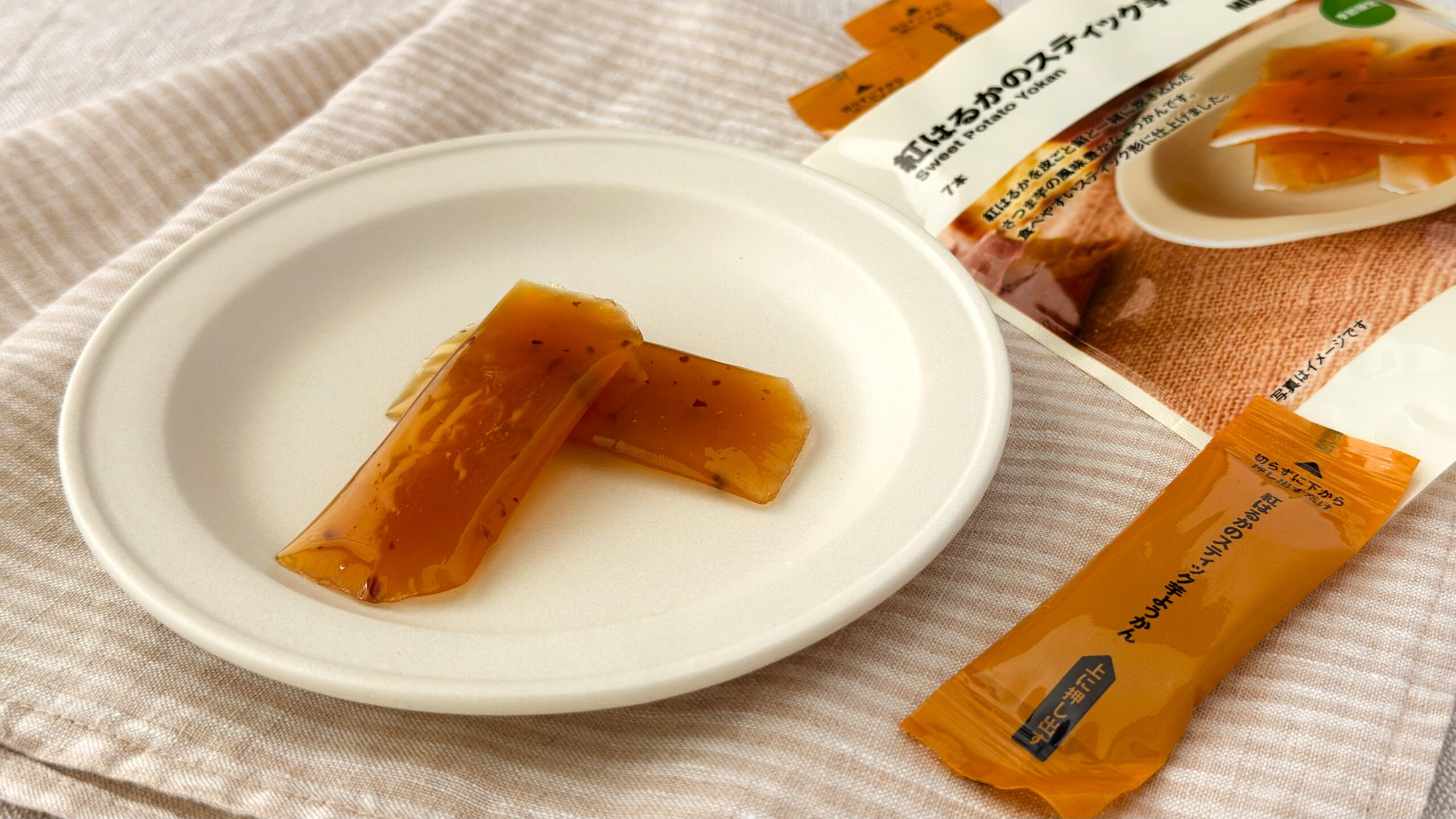 無印良品_白皿に盛り付けた「紅はるかのスティック芋ようかん」とパッケージ