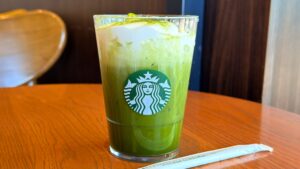 スターバックス_「涼み 抹茶 ムース ティー」とストロー