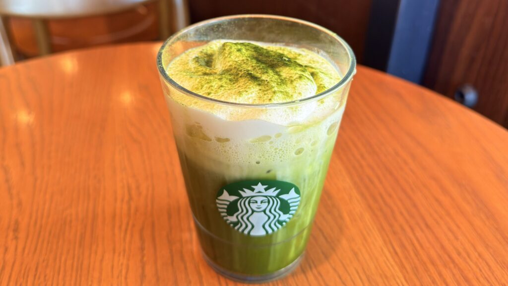 スターバックス_イートイン用のグラスに入った「涼み 抹茶 ムース ティー」
