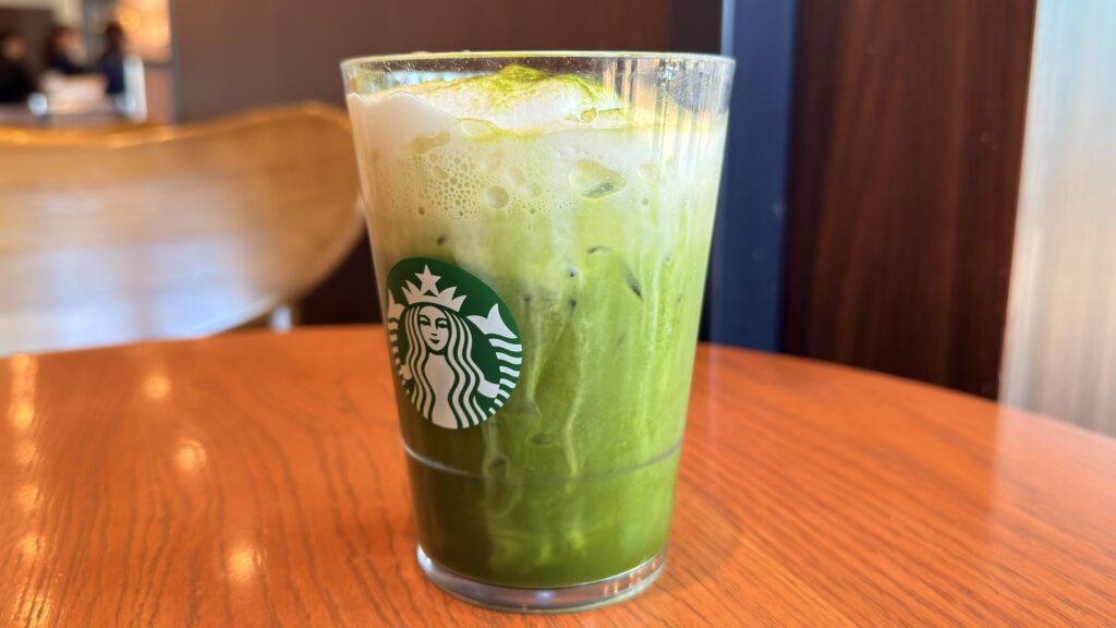 スターバックス_グラスに入った「涼み 抹茶 ムース ティー」