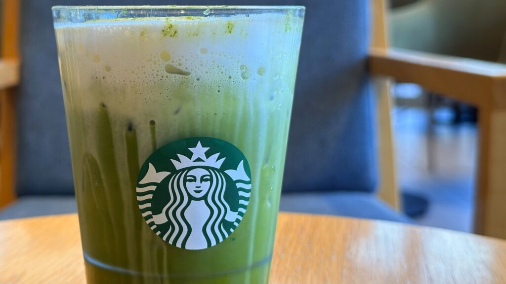 スターバックス_テーブルの上に「涼み 抹茶 ムース ティー」が置いてある様子