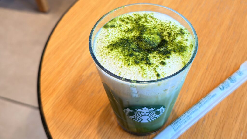 スターバックス_「涼み 抹茶 ムース ティー」とストローが並んでいる様子