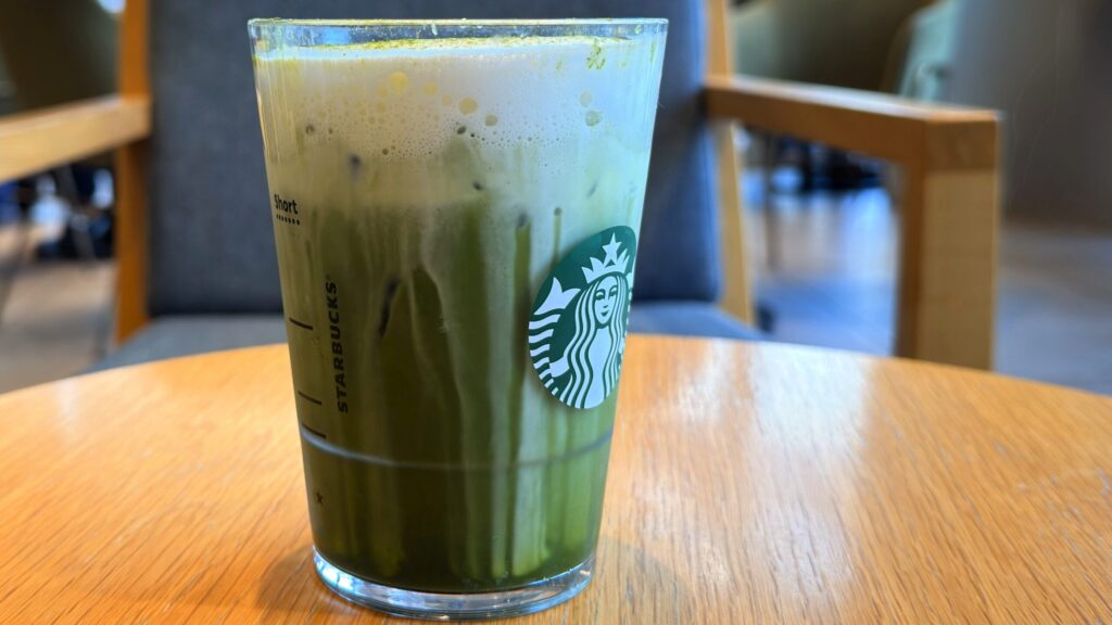 スターバックス_「涼み 抹茶 ムース ティー」がテーブルの上に置かれている様子