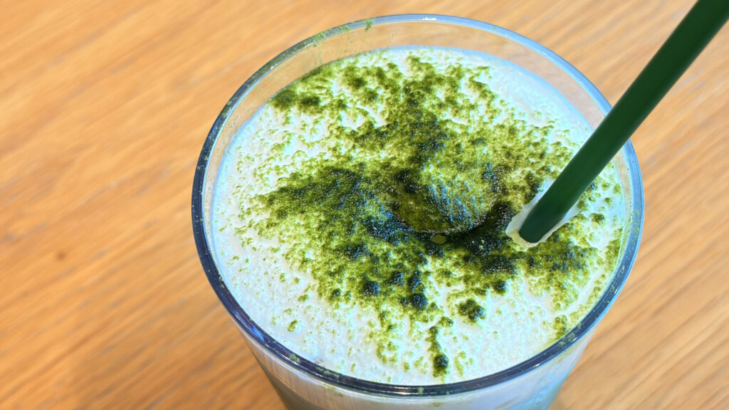 スターバックス_抹茶パウダーがかけられた「涼み 抹茶 ムース ティー」