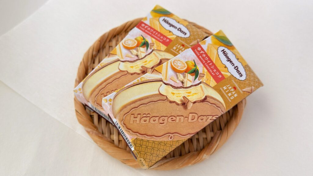 ハーゲンダッツ_「クリスピーサンド ゆずホワイトショコラ」のパッケージが並んでいる様子