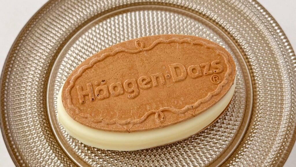 ハーゲンダッツ_「クリスピーサンド ゆずホワイトショコラ」の皿のせ