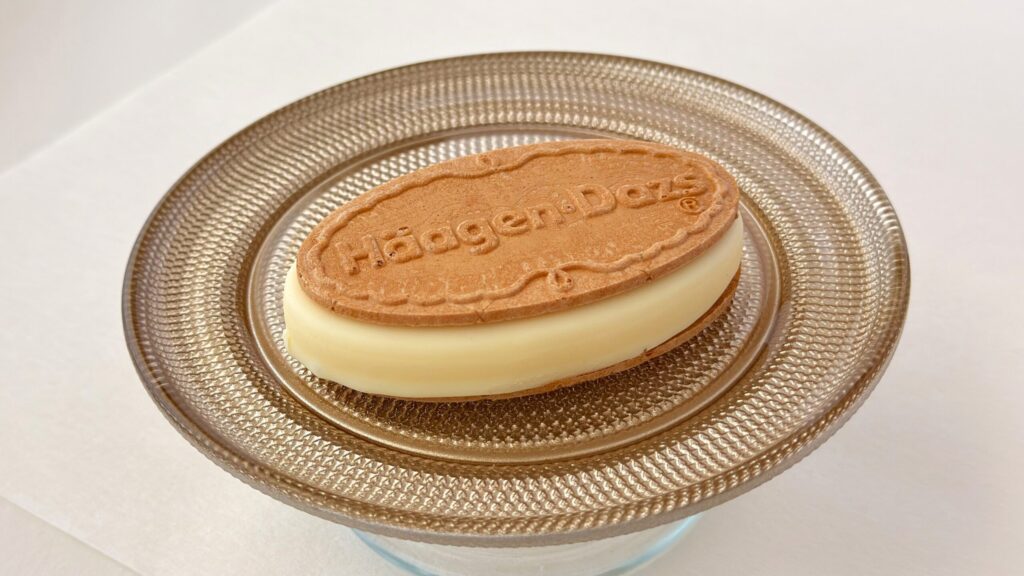 ハーゲンダッツ_皿にのった「クリスピーサンド ゆずホワイトショコラ」