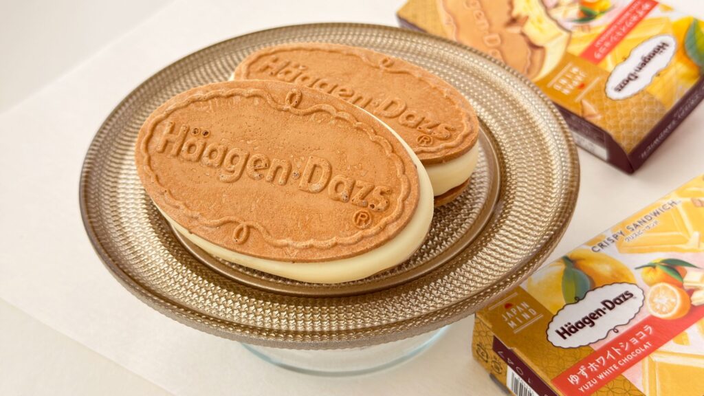 ハーゲンダッツ_「クリスピーサンド ゆずホワイトショコラ」とパッケージが並んでいる様子