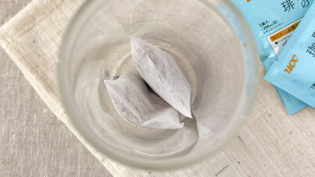 UCC_ボルトに「職人の珈琲コーヒーバッグ水淹れアイスコーヒー」のコーヒーバッグを入れている様子