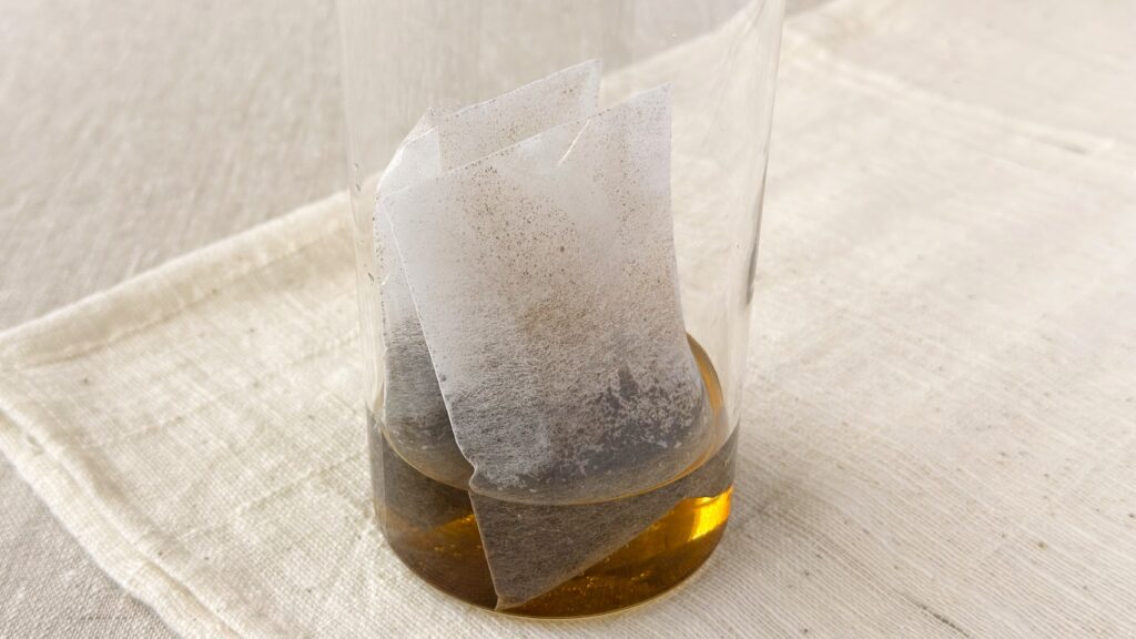 UCC_「職人の珈琲コーヒーバッグ水淹れアイスコーヒー」が入ったボトルに水を入れている様子