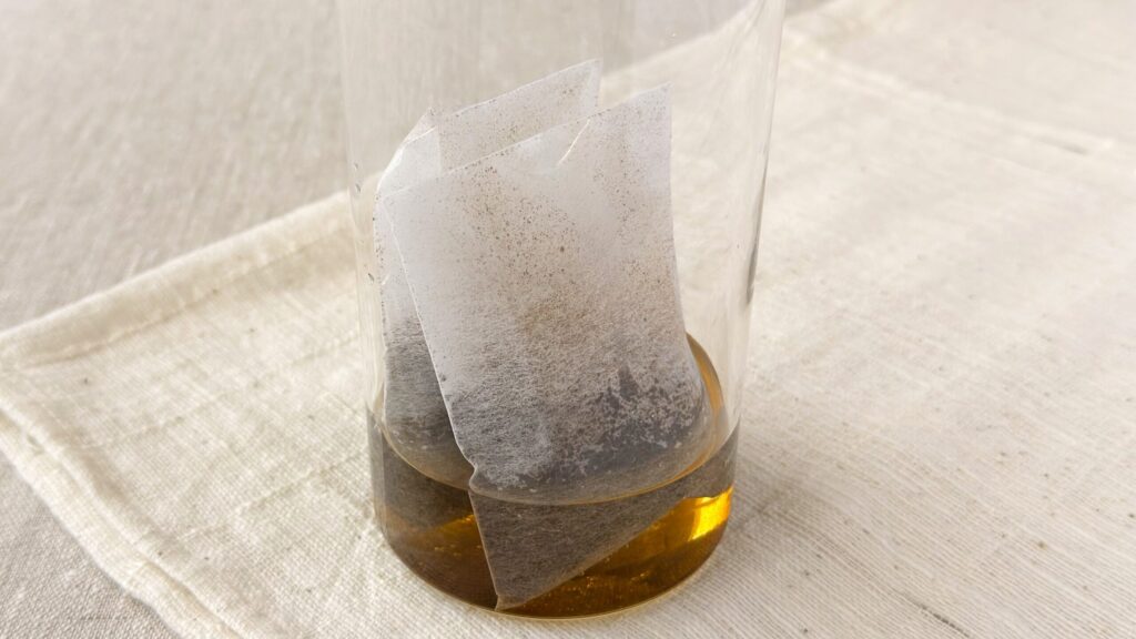 UCC_「職人の珈琲コーヒーバッグ水淹れアイスコーヒー」が入ったボトルに水を入れている様子