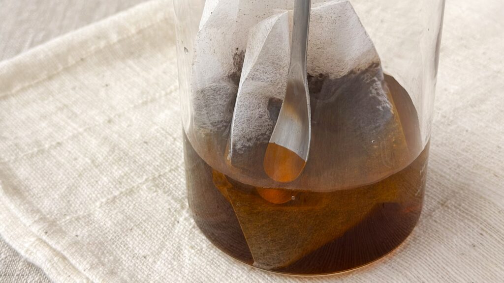UCC_「職人の珈琲コーヒーバッグ水淹れアイスコーヒー」を蒸らしている様子