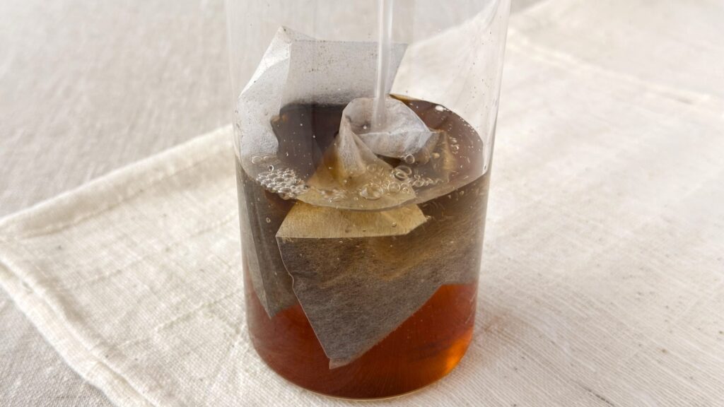 UCC_「職人の珈琲コーヒーバッグ水淹れアイスコーヒー」が入ったボトルに残りの水を入れている様子