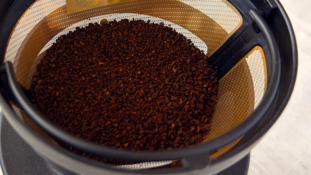 UCC_ドリッパーに「ゴールドスペシャルアイスコーヒー」を入れている様子